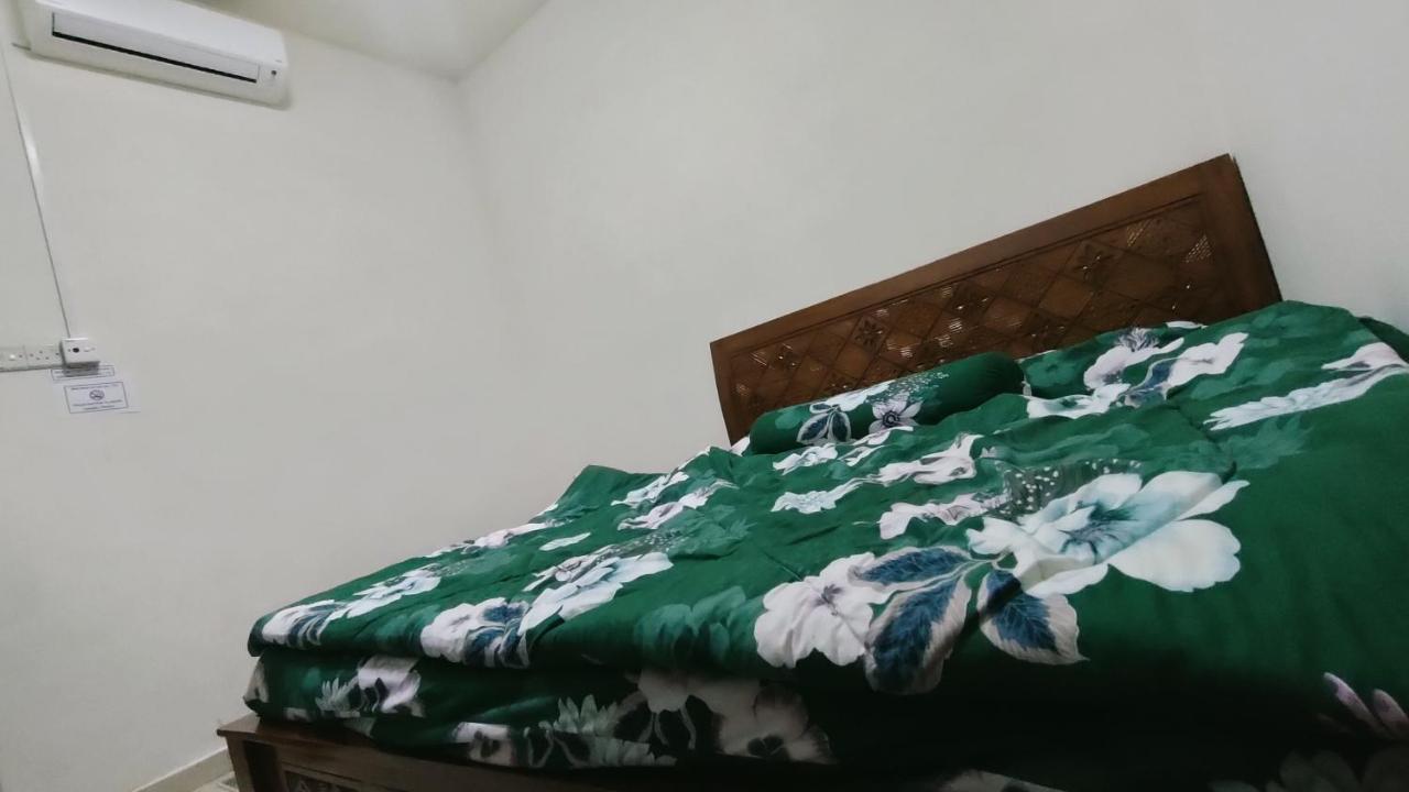Zulaikha'S Homestay Ulu Tiram Johor Bahru Exterior foto